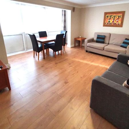 Wentworth Apartment With 2 Bedrooms, Superfast Wi-Fi And Parking Sittingbourne Dış mekan fotoğraf